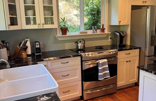 Metchosin Cottage | Private Cabin w/Hot Tub Near Beaches & Trails 30 min from Victoria King Bed