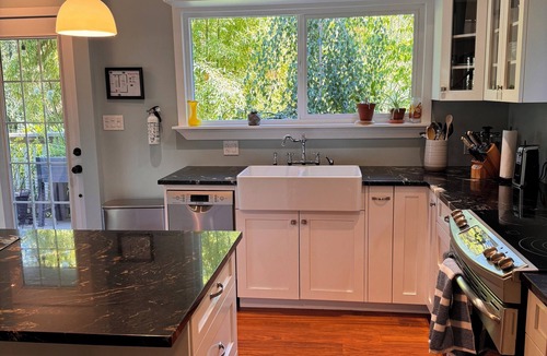 Metchosin Cottage | Private Cabin w/Hot Tub Near Beaches & Trails 30 min from Victoria King Bed