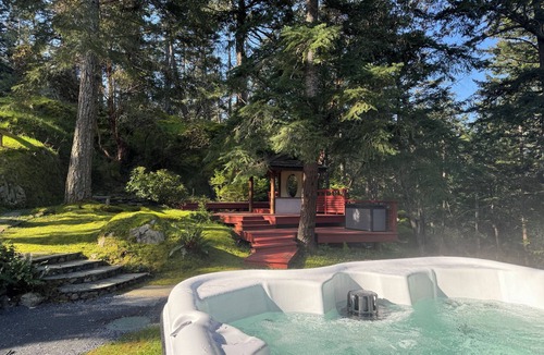 Metchosin Cottage | Private Cabin w/Hot Tub Near Beaches & Trails 30 min from Victoria King Bed