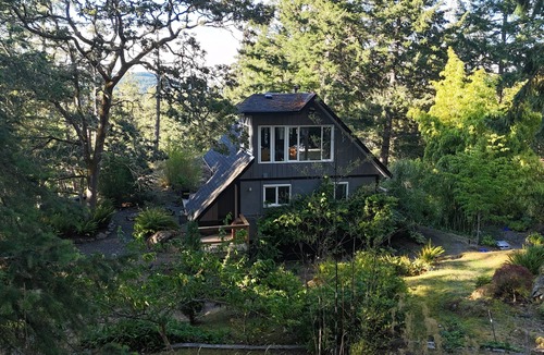 Metchosin Cottage | Private Cabin w/Hot Tub Near Beaches & Trails 30 min from Victoria King Bed