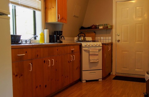 Shawnigan Lake Cottage | Private Cottage in Cobble Hill - Central location