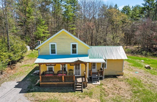 Adirondack House | Private escape near the lake, town, and hiking with free WiFi and full kitchen