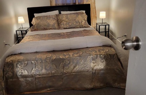 Southwest Edmonton Apartment | Private Family Hideaway or Business Travel in Edmonton - 2 Bedroom Apartment