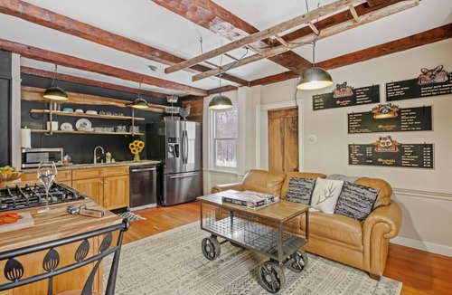 Gilmanton Condo | Private Farm Loft – Tub, Animals & Pasture Views