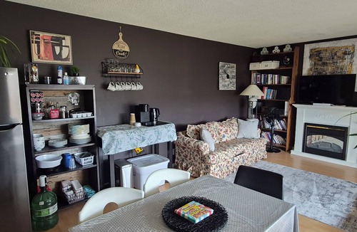 Division No. 8 House | Private guest suite on Acreage between Gull Lake & Sylvan Lake- Bee themed room