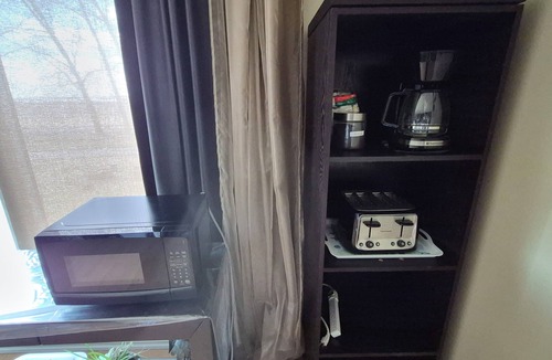 Division No. 8 House | Private guest suite on Acreage between Gull Lake & Sylvan Lake- Bee themed room
