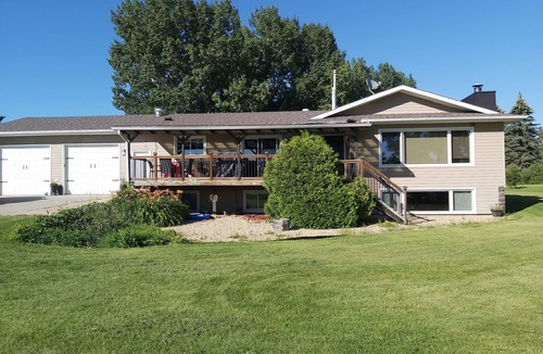 Division No. 8 House | Private guest suite on Acreage between Gull Lake & Sylvan Lake- Bee themed room