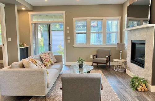 Port Moody House | Private Guesthouse near Skytrain! Sleeps 5 People