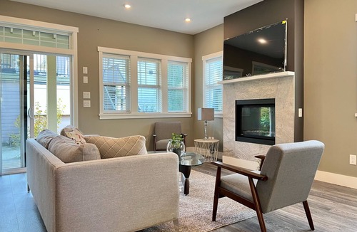 Port Moody House | Private Guesthouse near Skytrain! Sleeps 5 People