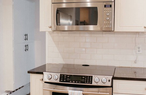 Saskatoon Downtown House | Private Hot Tub 3Bd, 5 min Walk to Broadway & Downtown