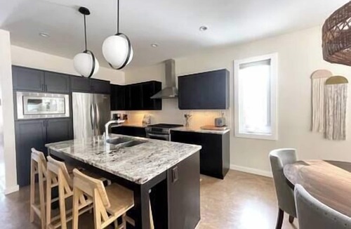 East Kootenay House | Private Hot tub/Spacious Retreat/Walk Downtown