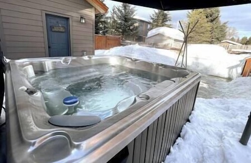 East Kootenay House | Private Hot tub/Spacious Retreat/Walk Downtown
