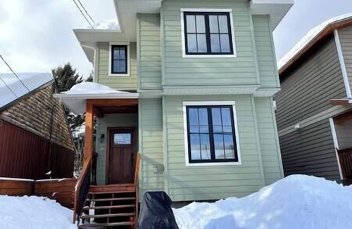 East Kootenay House | Private Hot tub/Spacious Retreat/Walk Downtown