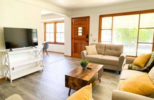 Garfield Heights House | Private House close to National Park Get Away