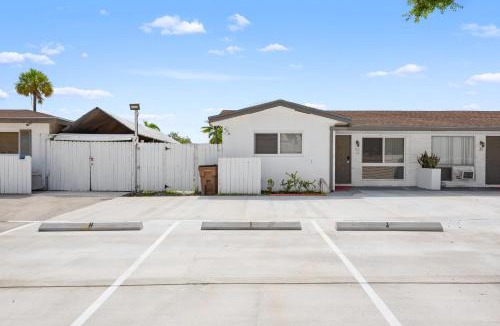 Deerfield Beach Apartment | Private house wpool patio