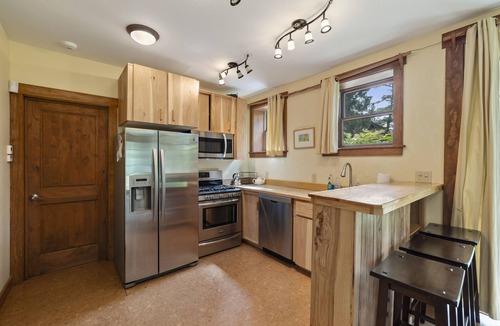 Springfield House | Private Lake Front House with Large Yard with Kayaks and Stand-up paddleboards!