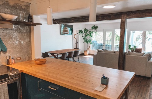 Okanagan-Similkameen House | Private Lakefront Beach House off Naramata Bench with sauna and hot tub