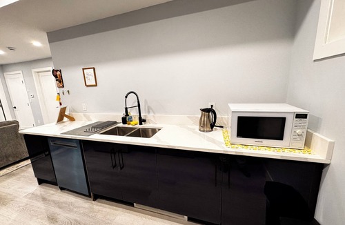 Calgary House | Private & Legal Basement Suite | Separate Entrance | Self Check-In