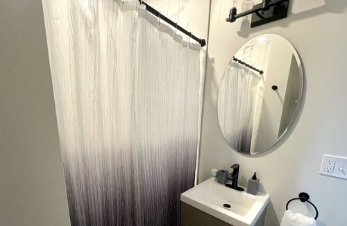 Little Italy House | Private Little Italy Room near University Hospital + CWRU