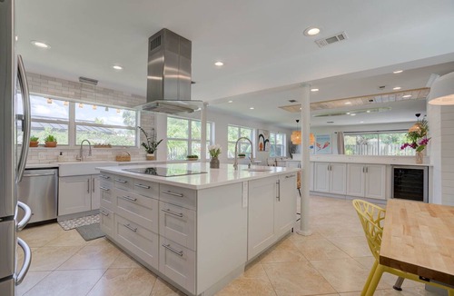 Florida North Atlantic Coast House | Private Palm Beach Pool Home Putting Green near BEACH Restaurants