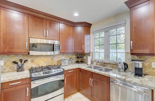 Colee Hammock House | Private Patio ~ Cali King Bed ~ Grill ~ Smart TVs