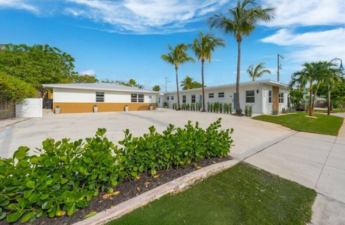 Parrot Cove Apartment | Private Patio! Near beach -TV in bedroom - Villa 4
