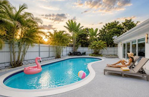 Central Fort Lauderdale House | Private Pool Arcade Game Room Outdoor Dining