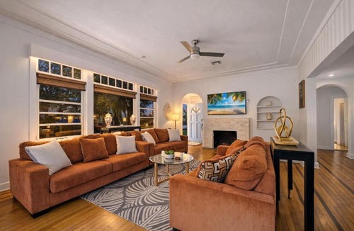 Pinewood Park House | Private Pool Oasis Near DT & Palm Beach w3BR 2BA
