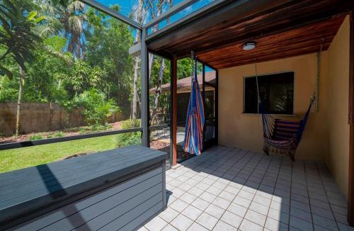 South Miami House | Private Queen Room Steps from University of Miami and Free Parking