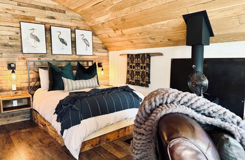 Powell River Apartment | Private studio, beach access, hot tub, storm watching pet friendly - Heron Suite