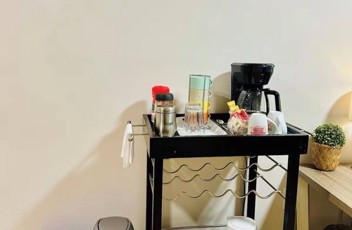 South Newton Apartment | Private Studio: Separate Entry, Washroom & Living Room
