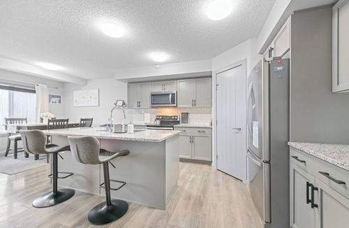 Southeast Edmonton House | Private Suite/King Bed/Modern 3BR Home/Edmonton/Fast WiFi