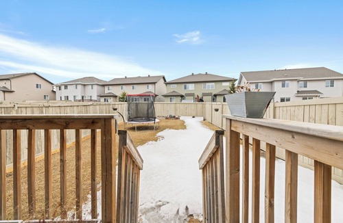 Southeast Edmonton House | Private Suite/King Bed/Modern 3BR Home/Edmonton/Fast WiFi