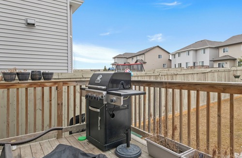 Southeast Edmonton House | Private Suite/King Bed/Modern 3BR Home/Edmonton/Fast WiFi