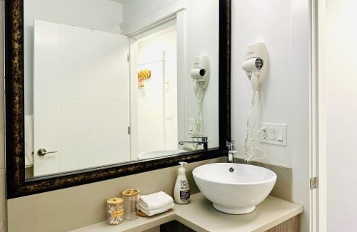 Hastings House | Private Suite - Near SkyTrain to DT - Free Parking
