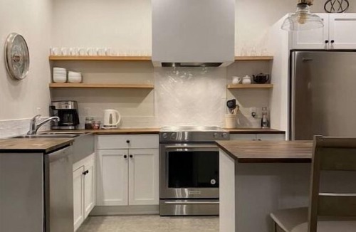 Duncan House | Private suite on peaceful estate. Near town, full kitchen, 20 acre farm-stay !