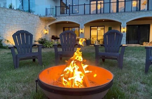 Duncan House | Private suite on peaceful estate. Near town, full kitchen, 20 acre farm-stay !