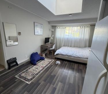 District of North Vancouver House | Private Suite , Private Bath , 10 min to Downtown