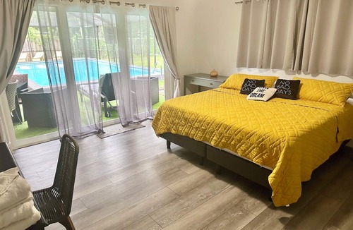 Golden Glades House | Private Tripical Oasis with Pool + BBQ + Basketball