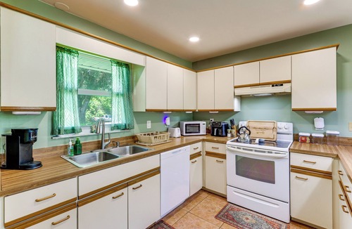 Lakewood Park House | Private Yard, Lanai! Pet-Friendly Fort Pierce Home