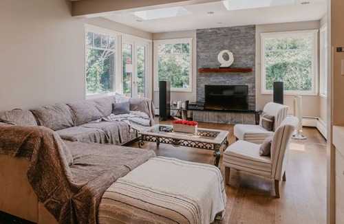 Kerrisdale House | Professionally Managed Cozy Home w/ Backyard