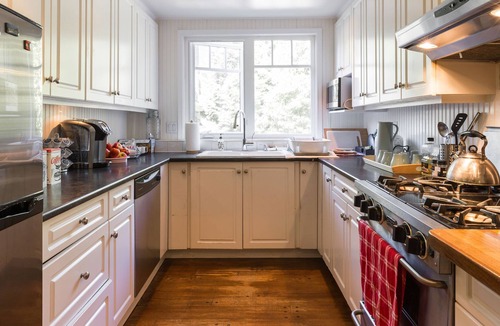 Kerrisdale House | Professionally Managed Cozy Home w/ Backyard