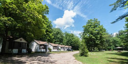 Lincoln Hotel | Profile Motel & Cottages