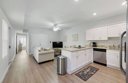 Southside House | Putt-Putt Paradise | Bright 2BR/2BA Near Palm Bch