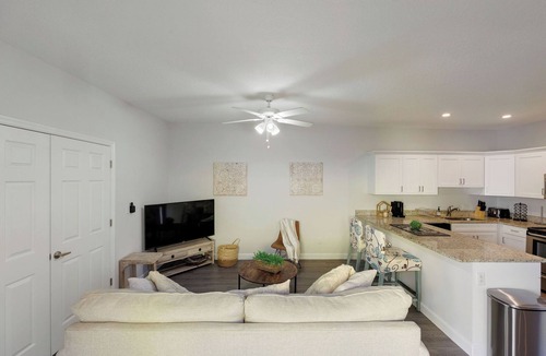 Southside House | Putt-Putt Paradise | Bright 2BR/2BA Near Palm Bch