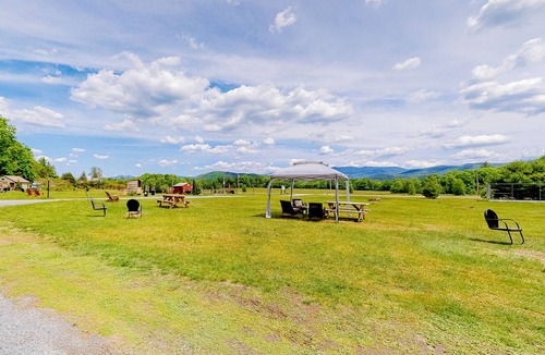 Thornton Apartment | Quaint cabin with views, WiFi, gas grill, pool, tennis & firepit
