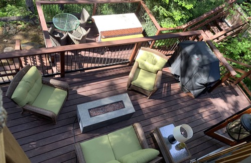 Shawnigan Lake Cabin | Quaint Cottage backing on to river, close to Shawnigan lake. (Sleeps 6)