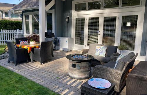 Regional District of Nanaimo Villa | Qualicum Landing Coastal Cottage