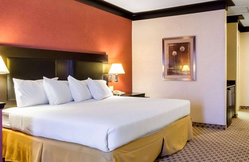Oakwood Village Hotel | Quality Inn & Suites Oakwood Village - Cleveland South