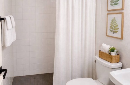 Old Northwood Historic District Hotel | Queens Lodge Motel